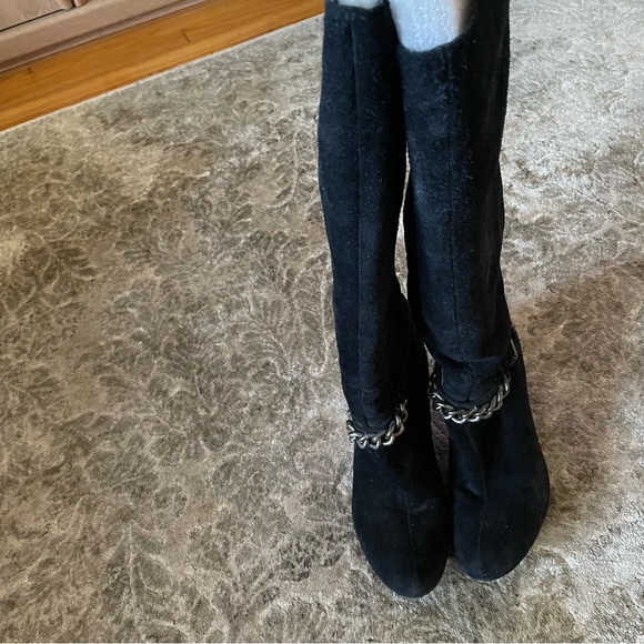 BCBGeneration black suede wedge boots sz 8 with zipper and decorative chain - Picture 5 of 11